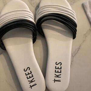 Tkees black and white size 8 sandals